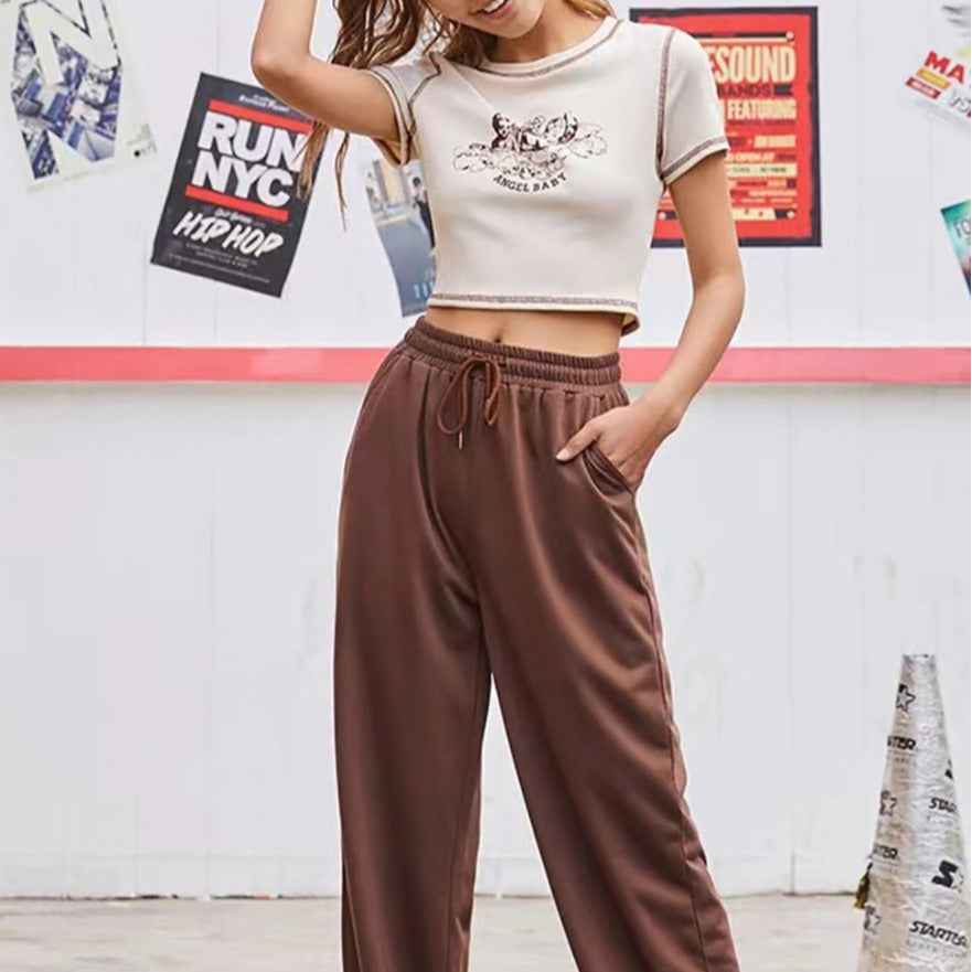 Damer figurnära t-shirt med unikt ängelmotiv och modernt tryck Mirla-Eva Jonsson