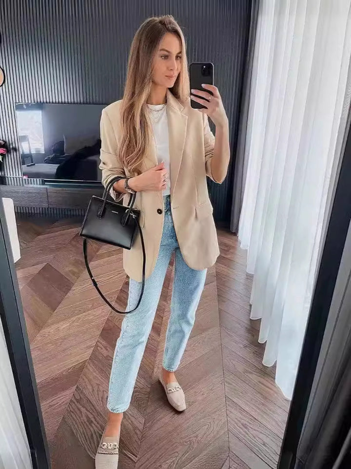 Damer figursydd blazer med elegant revers och praktiska fickor Mirla-Eva Jonsson