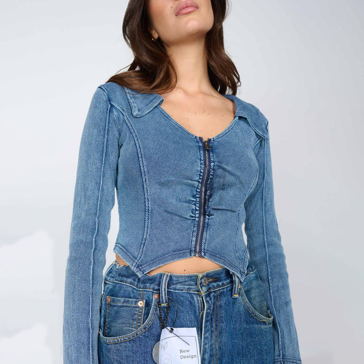 Damer figursydd jeansjacka med kontrasterande sömmar och asymmetrisk fåll Mirla-Eva Jonsson