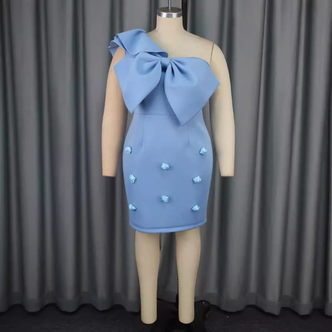 Damer figurtight cocktailklänning med voluminös slipdesign Mirla-Eva Jonsson