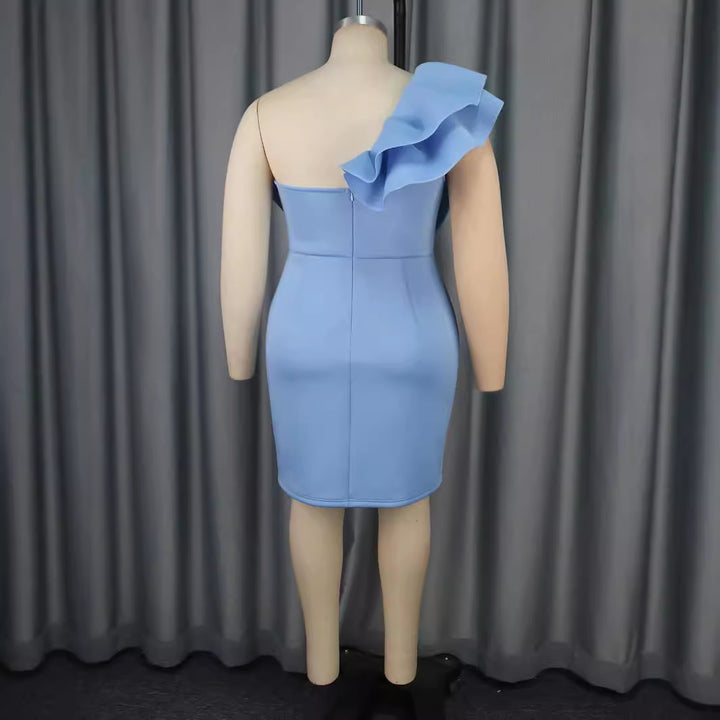 Damer figurtight cocktailklänning med voluminös slipdesign Mirla-Eva Jonsson