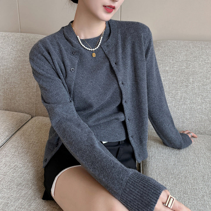 Damer finstickad cardigan med knappp detaljer och rund halsringning Mirla-Eva Jonsson