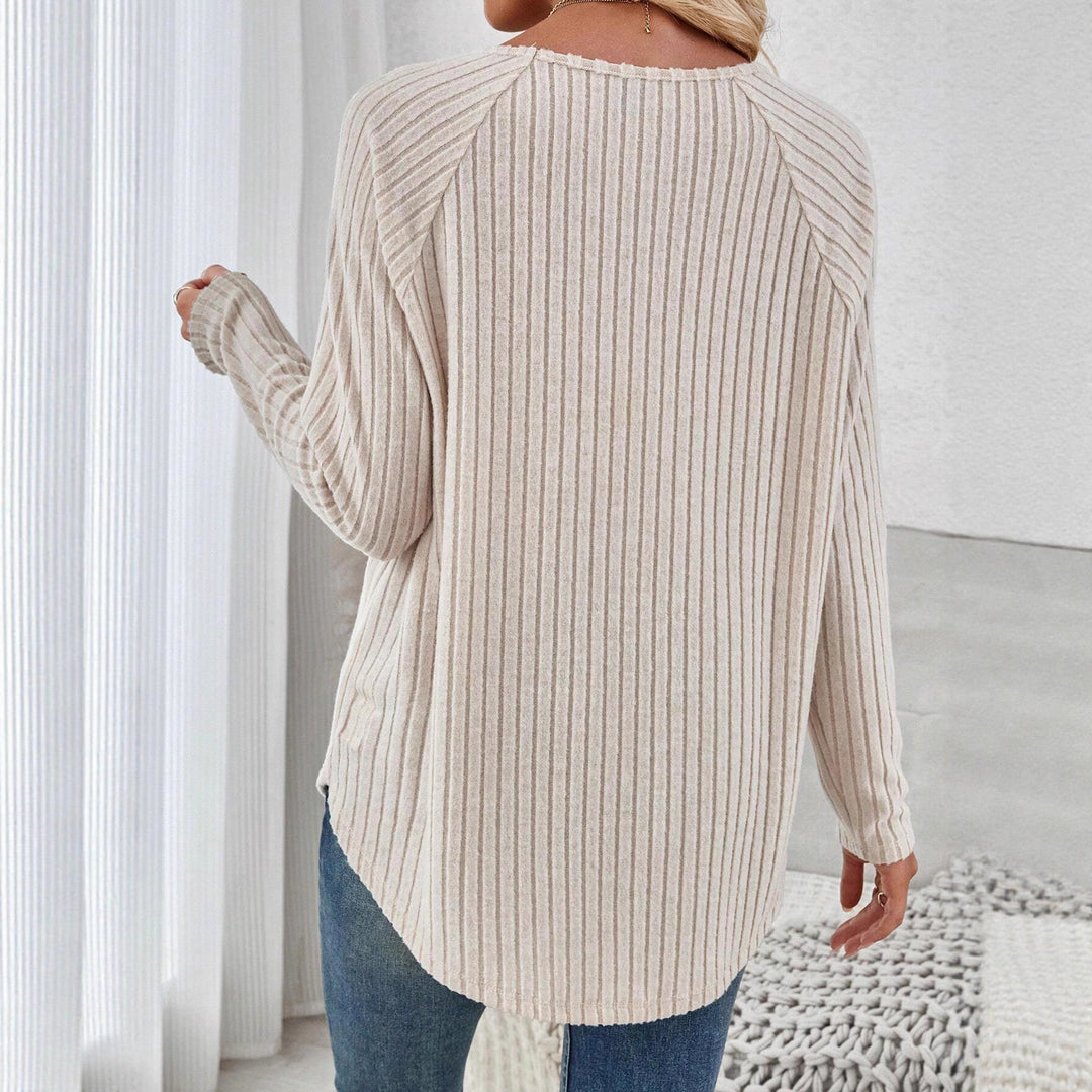 Damer finstickad tröja med elegant ribbdesign och avslappnad passform Mirla-Eva Jonsson