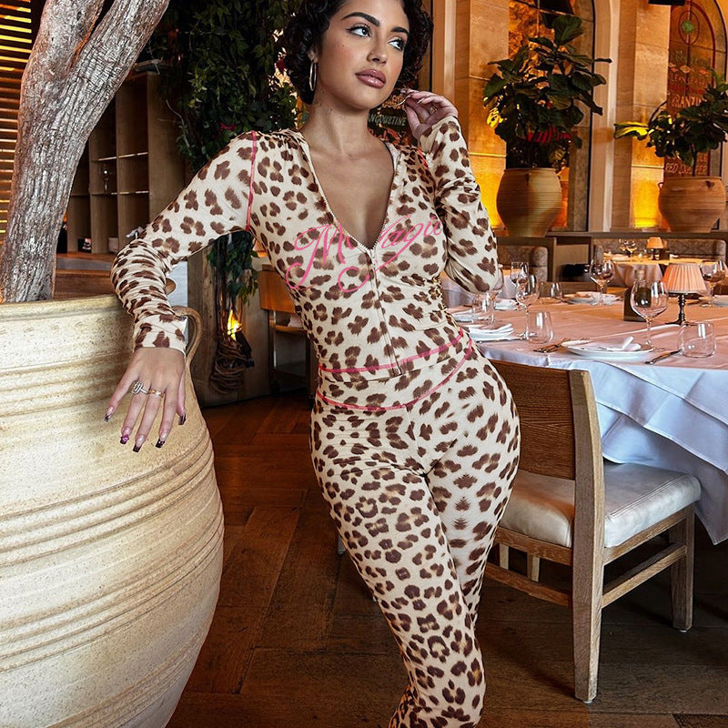 Damer flare-byxor med modernt leopardmönster Mirla-Eva Jonsson