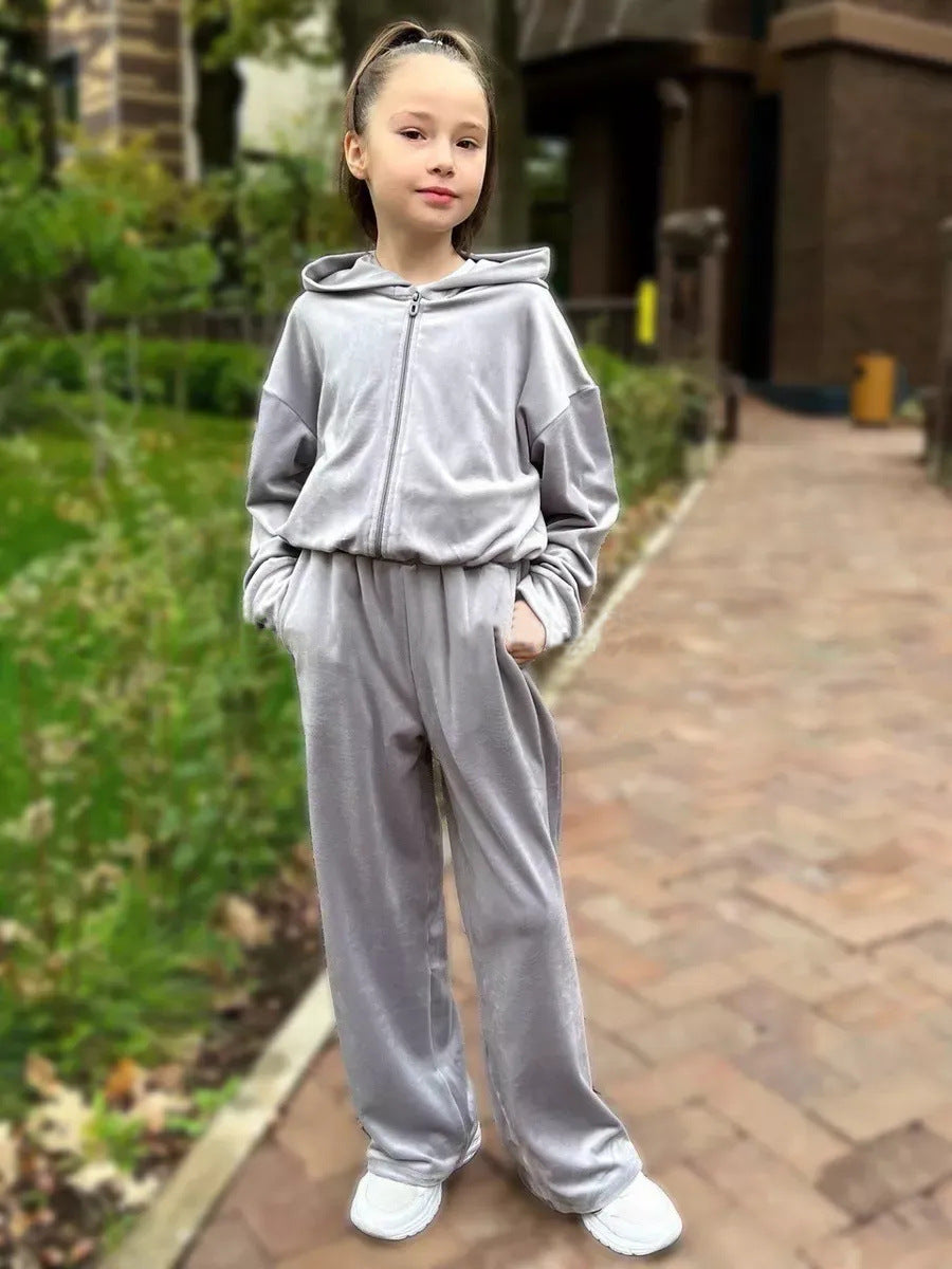Damer fleece-sportdräkt med hoodiejacka och vida byxor Mirla-Eva Jonsson