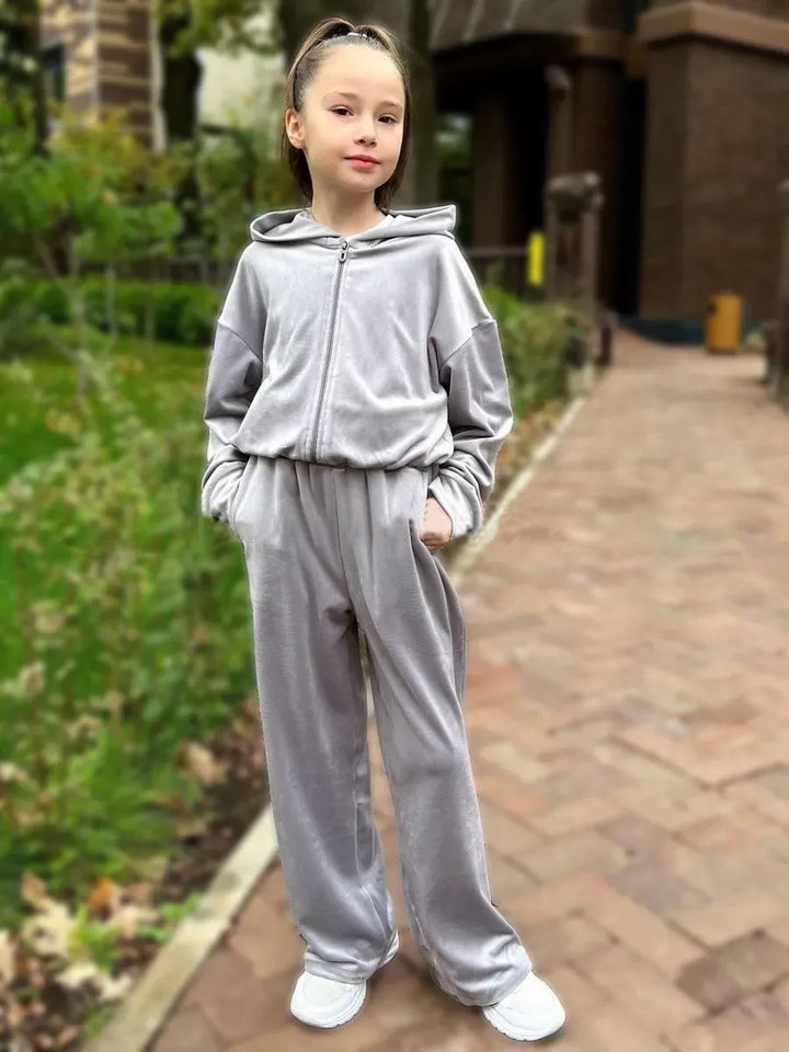 Damer fleece-sportdräkt med hoodiejacka och vida byxor Mirla-Eva Jonsson
