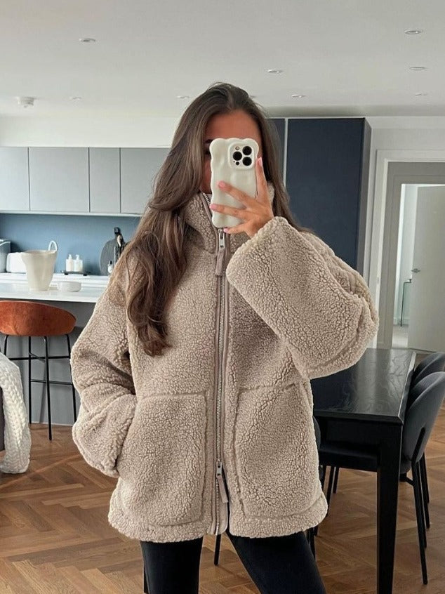 Damer fleecejacka med hög krage och praktiska fickor Mirla-Eva Jonsson