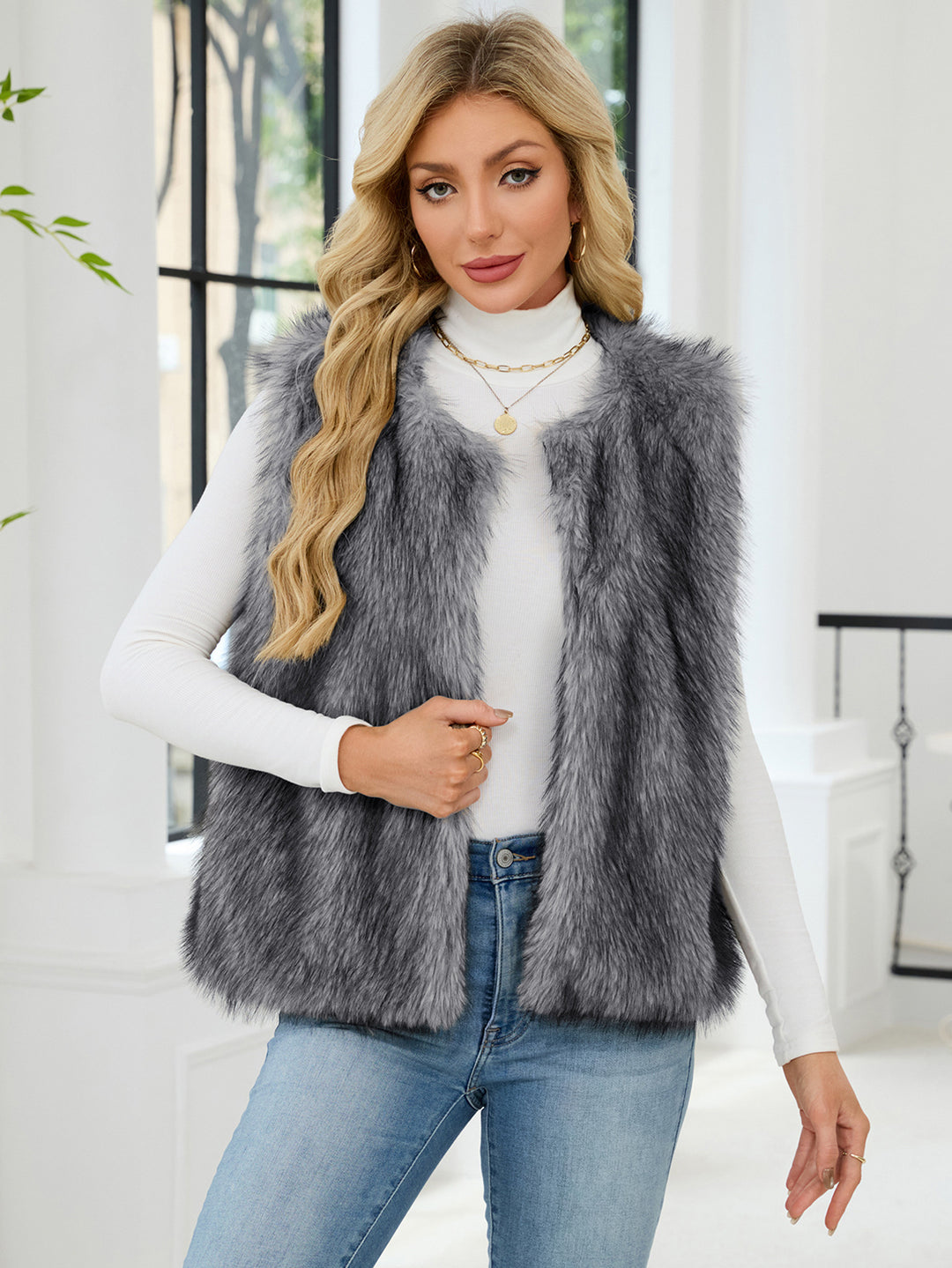 Damer fluffig konstpälsväst med voluminös krage Mirla-Eva Jonsson