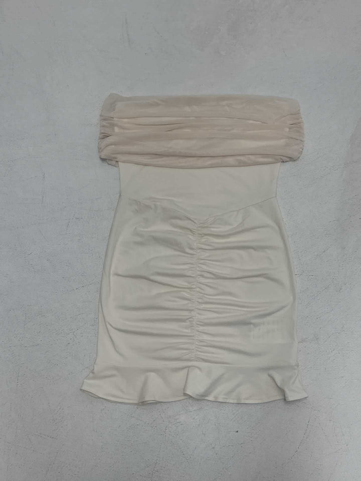 Damer förföriskt bodycon-klänning med off-shoulder design och ruched detaljer Mirla-Eva Jonsson