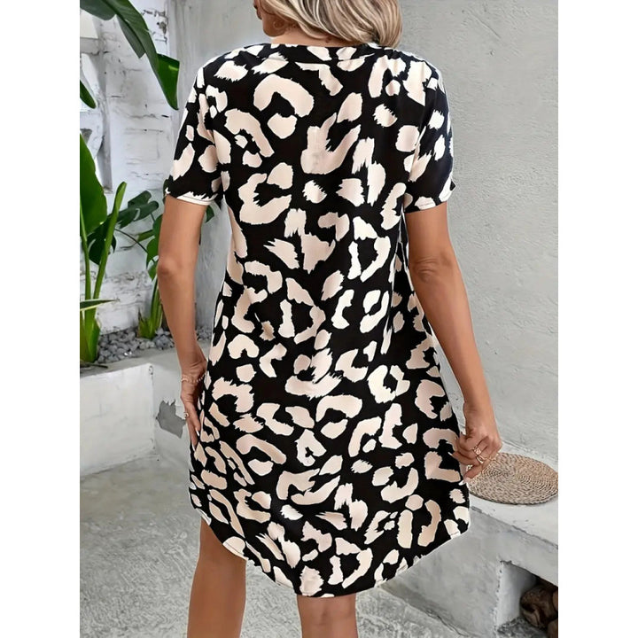 Damer frit dresses i modern leopardmönster med moderiktig krage Mirla-Eva Jonsson
