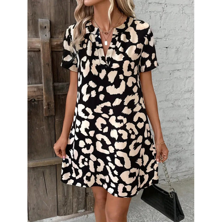 Damer frit dresses i modern leopardmönster med moderiktig krage Mirla-Eva Jonsson