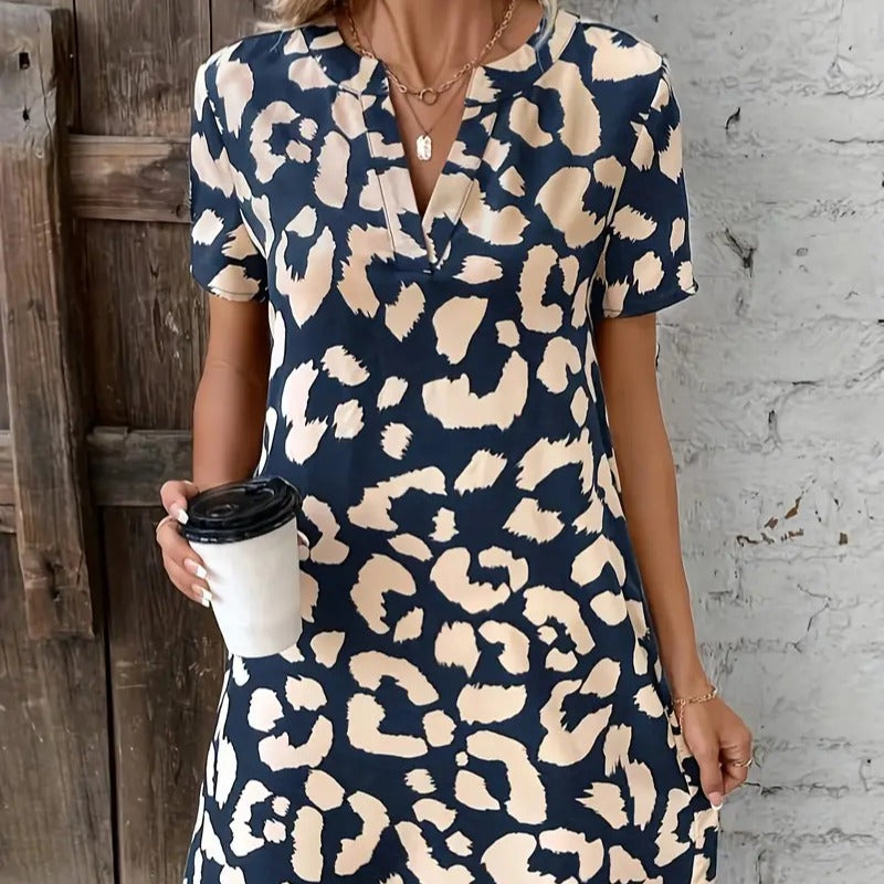 Damer frit dresses i modern leopardmönster med moderiktig krage Mirla-Eva Jonsson