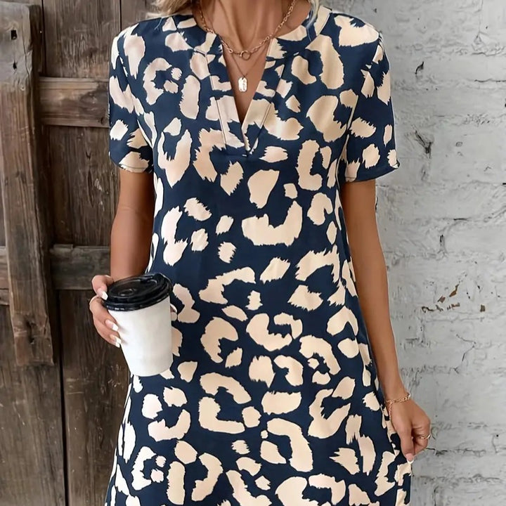 Damer frit dresses i modern leopardmönster med moderiktig krage Mirla-Eva Jonsson