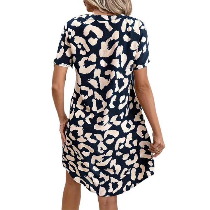 Damer frit dresses i modern leopardmönster med moderiktig krage Mirla-Eva Jonsson