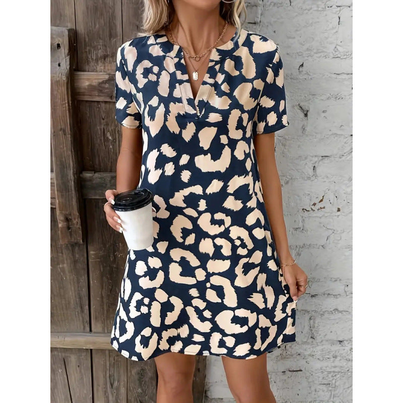 Damer frit dresses i modern leopardmönster med moderiktig krage Mirla-Eva Jonsson