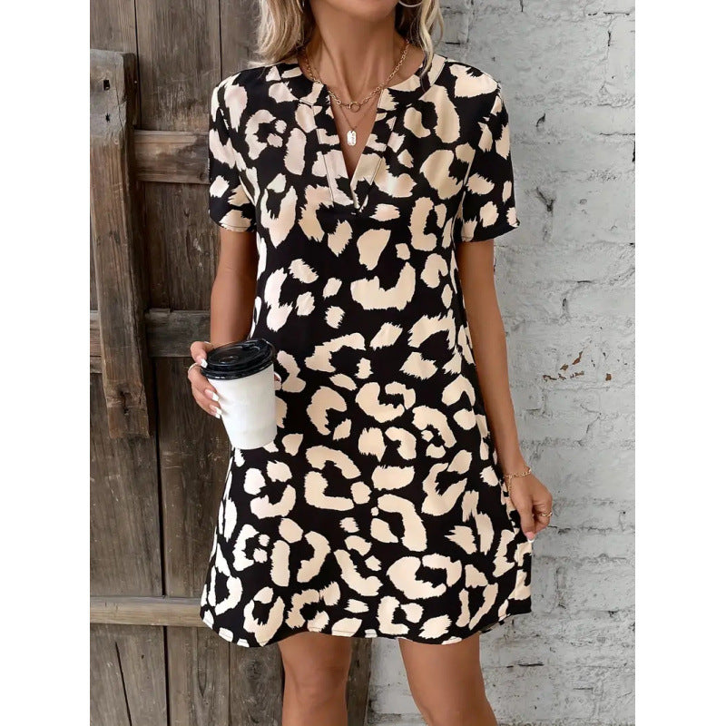 Damer frit dresses i modern leopardmönster med moderiktig krage Mirla-Eva Jonsson