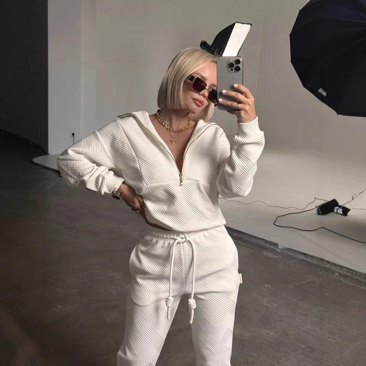 Damer fritidlig velour-hoodie med moderiktig dragkedja och löst skurna joggingbyxor Mirla-Eva Jonsson