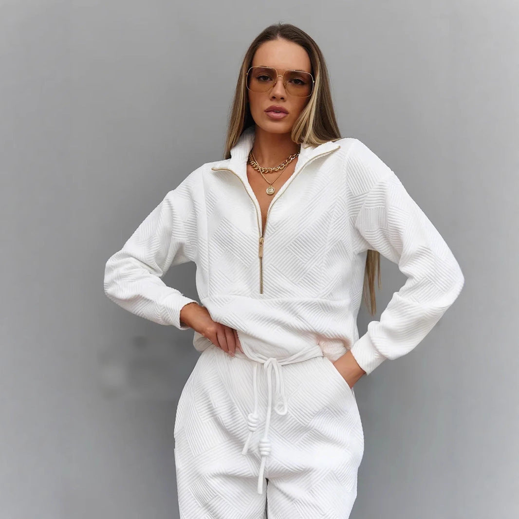 Damer fritidlig velour-hoodie med moderiktig dragkedja och löst skurna joggingbyxor Mirla-Eva Jonsson