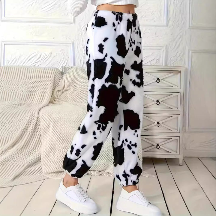 Damer fritidshose i avslappnat cow-print-design med elastisk midja och muddar Mirla-Eva Jonsson