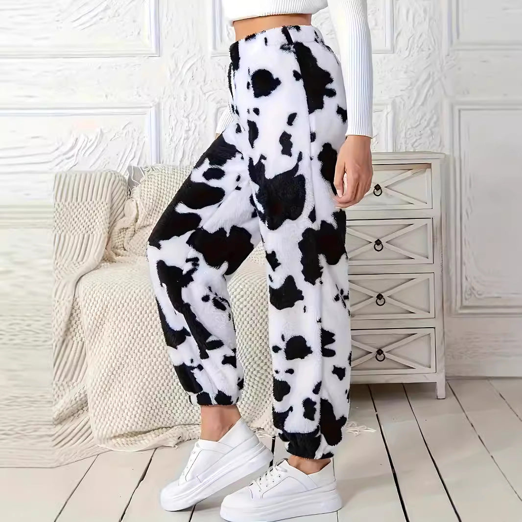 Damer fritidshose i avslappnat cow-print-design med elastisk midja och muddar Mirla-Eva Jonsson