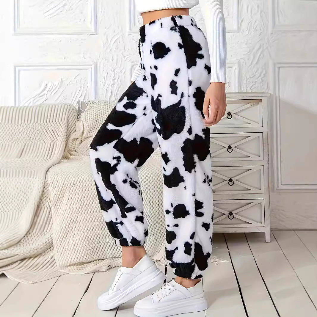 Damer fritidshose i avslappnat cow-print-design med elastisk midja och muddar Mirla-Eva Jonsson