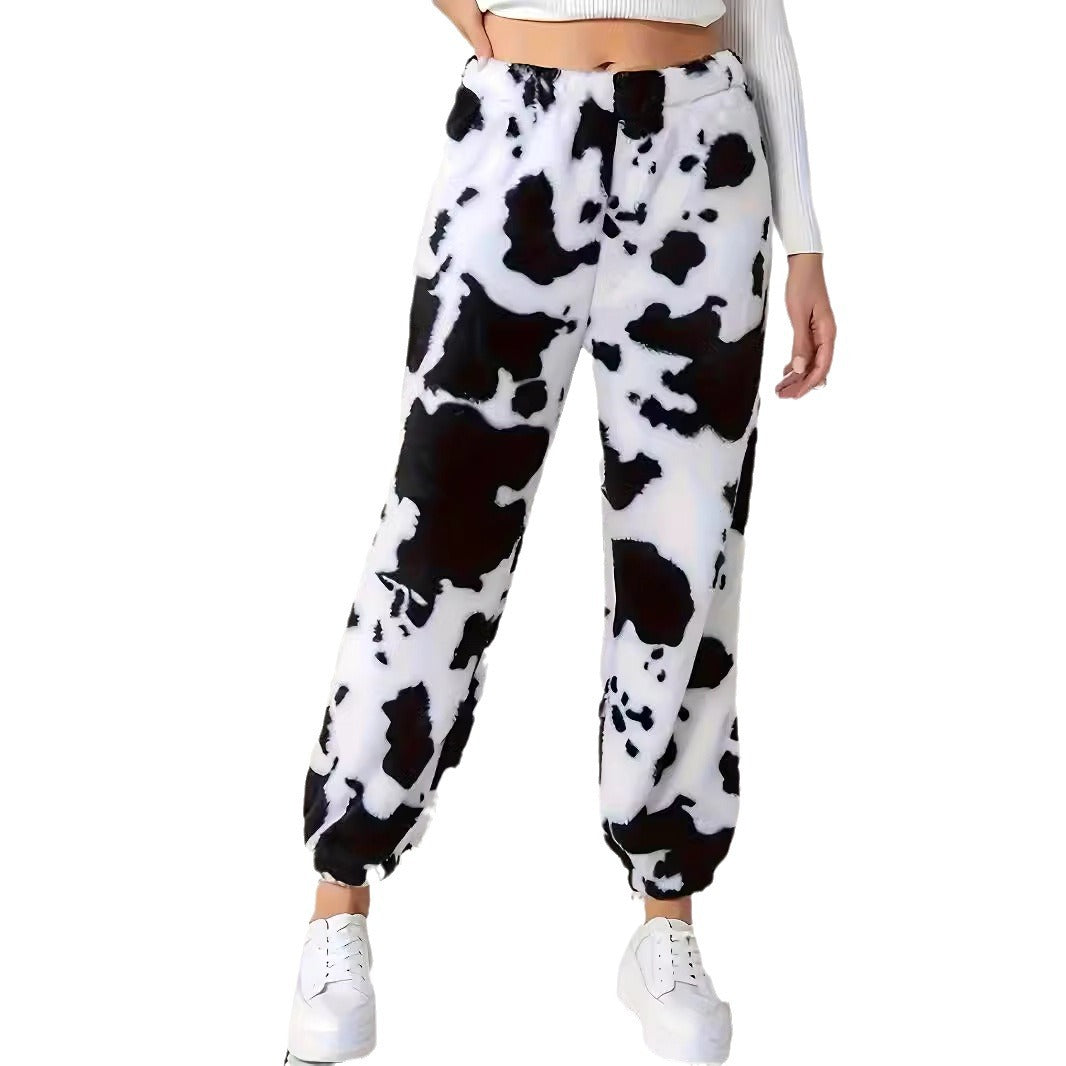Damer fritidshose i avslappnat cow-print-design med elastisk midja och muddar Mirla-Eva Jonsson