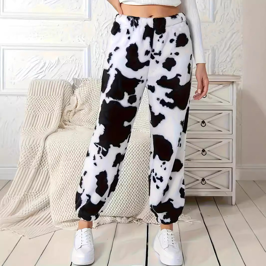 Damer fritidshose i avslappnat cow-print-design med elastisk midja och muddar Mirla-Eva Jonsson