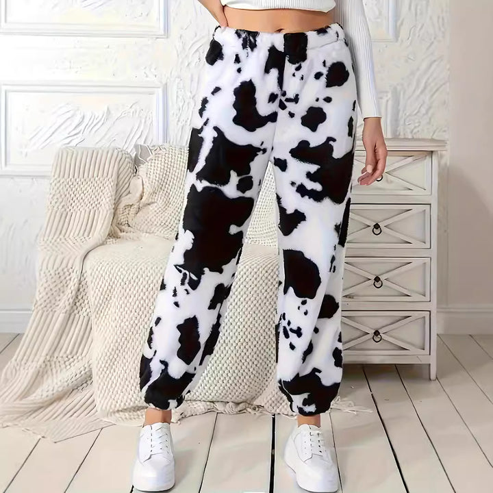 Damer fritidshose i avslappnat cow-print-design med elastisk midja och muddar Mirla-Eva Jonsson