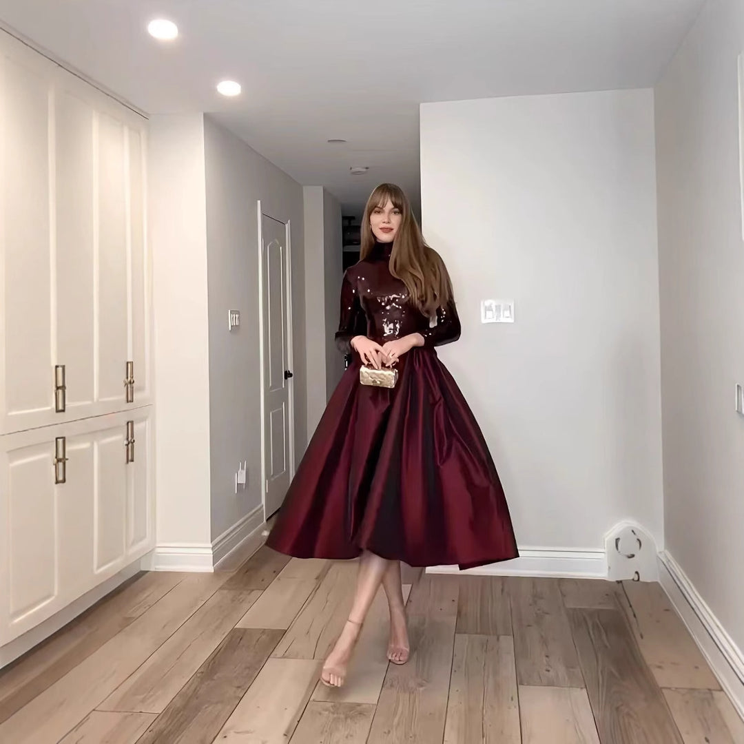 Damer glittrande aftonklänning med elegant snitt och långa ärmar Mirla-Eva Jonsson