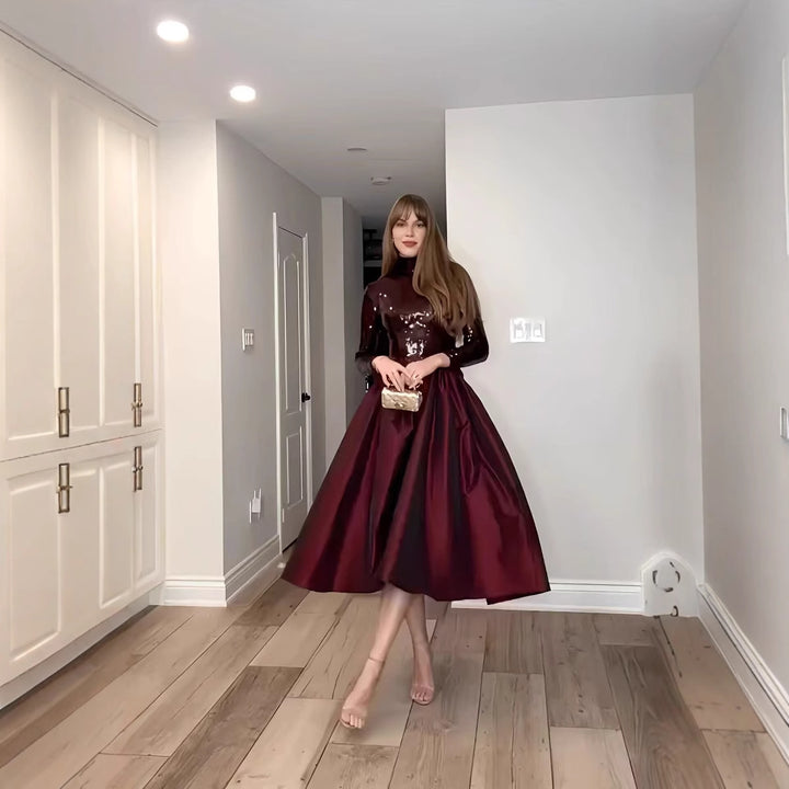 Damer glittrande aftonklänning med elegant snitt och långa ärmar Mirla-Eva Jonsson