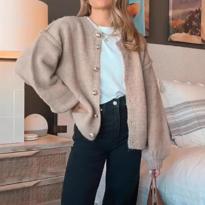 Damer gosig stickad kappa med voluminösa ärmar och gyllene knapppdetaljer Eva Jonsson-Eva Jonsson