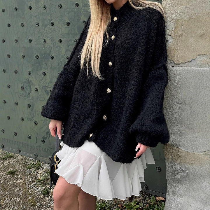 Damer gosig stickad kappa med voluminösa ärmar och gyllene knapppdetaljer Eva Jonsson-Eva Jonsson