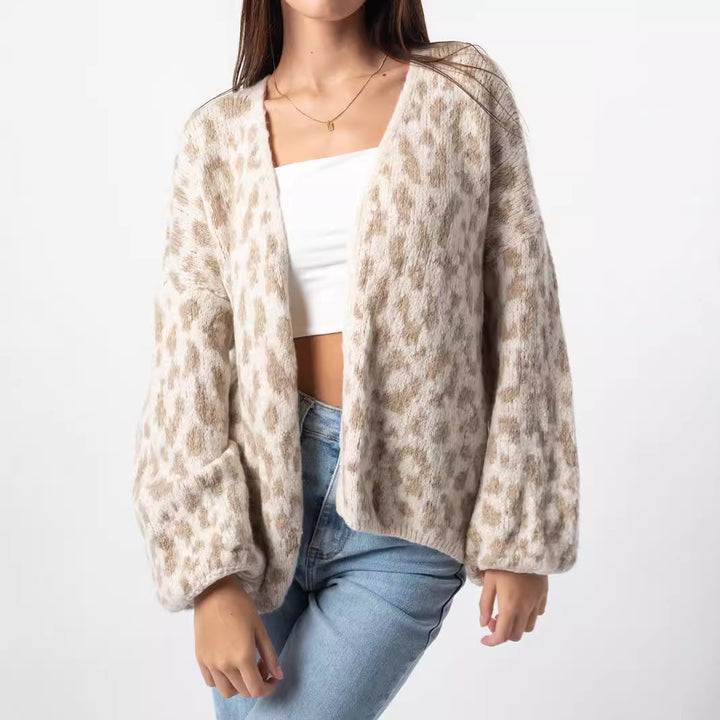 Damer grovstickad cardigan med stiligt leopardmönster och bekväma oversize-detaljer Eva Jonsson-Eva Jonsson