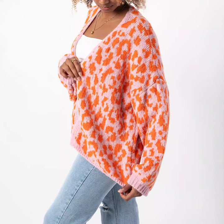 Damer grovstickad cardigan med stiligt leopardmönster och bekväma oversize-detaljer Eva Jonsson-Eva Jonsson