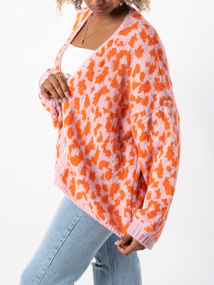 Damer grovstickad cardigan med stiligt leopardmönster och bekväma oversize-detaljer Eva Jonsson-Eva Jonsson
