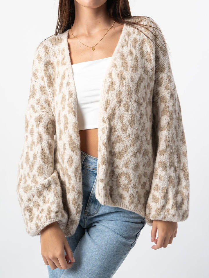 Damer grovstickad cardigan med stiligt leopardmönster och bekväma oversize-detaljer Eva Jonsson-Eva Jonsson