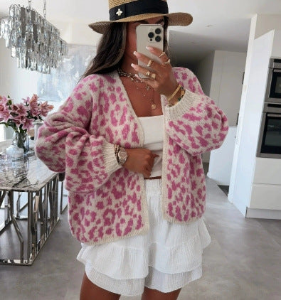 Damer grovstickad cardigan med stiligt leopardmönster och bekväma oversize-detaljer Eva Jonsson-Eva Jonsson