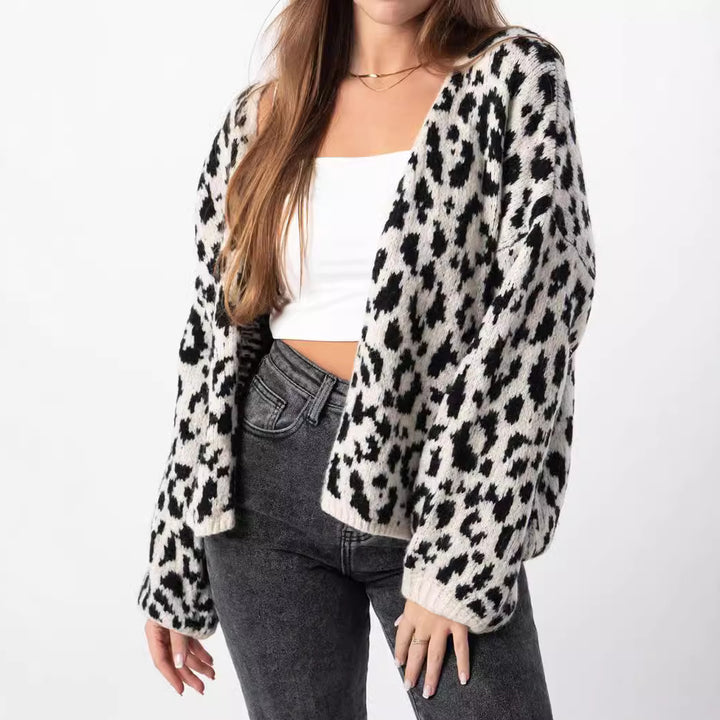 Damer grovstickad cardigan med stiligt leopardmönster och bekväma oversize-detaljer Eva Jonsson-Eva Jonsson
