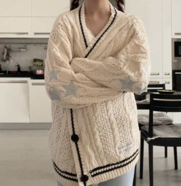 Damer grovstickad jacka med stjärndetaljer och dekorativa knappar Mirla-Eva Jonsson