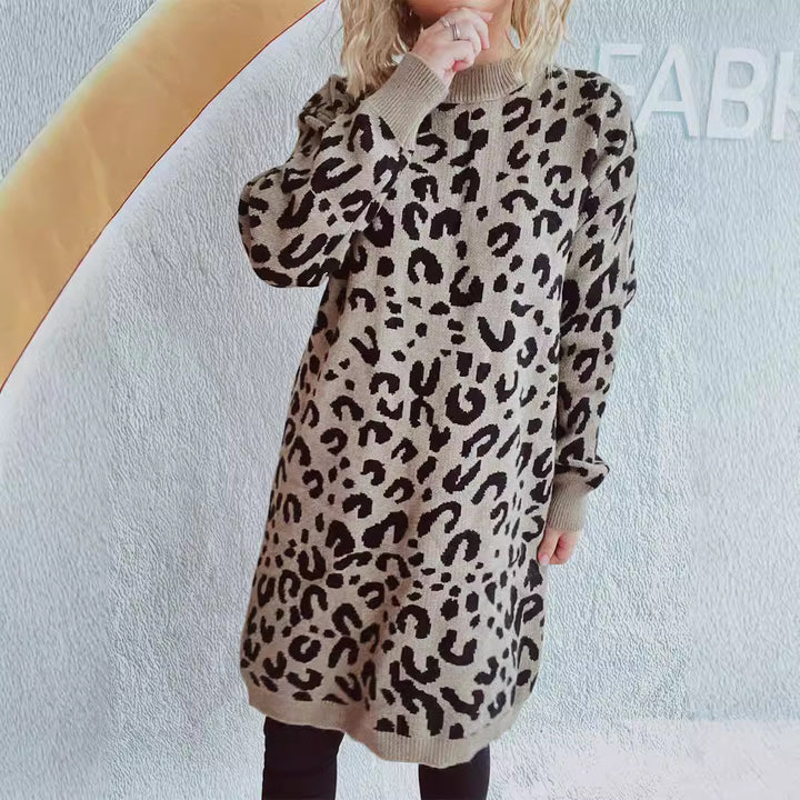 Damer grovstickad klänning i modernt leopardsmönster Mirla-Eva Jonsson