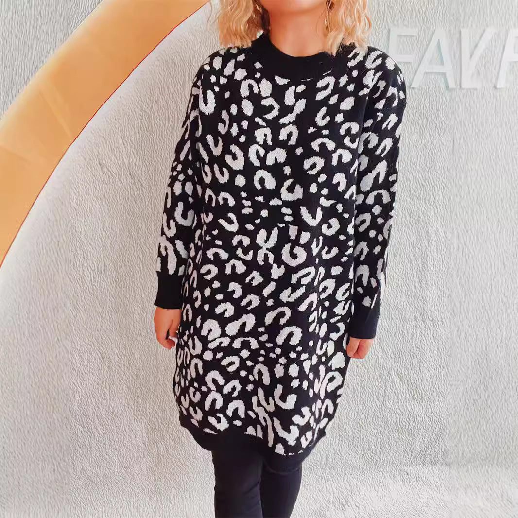 Damer grovstickad klänning i modernt leopardsmönster Mirla-Eva Jonsson