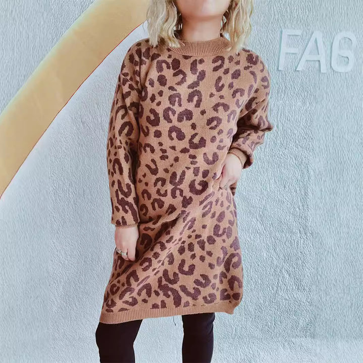 Damer grovstickad klänning i modernt leopardsmönster Mirla-Eva Jonsson