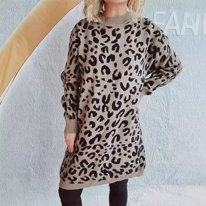 Damer grovstickad klänning i modernt leopardsmönster Mirla-Eva Jonsson