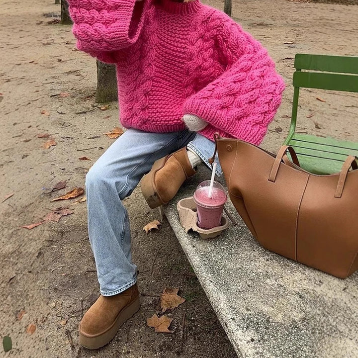 Damer grovstickad tröja med oversized skärning och konstfullt flätmönster Mirla-Eva Jonsson