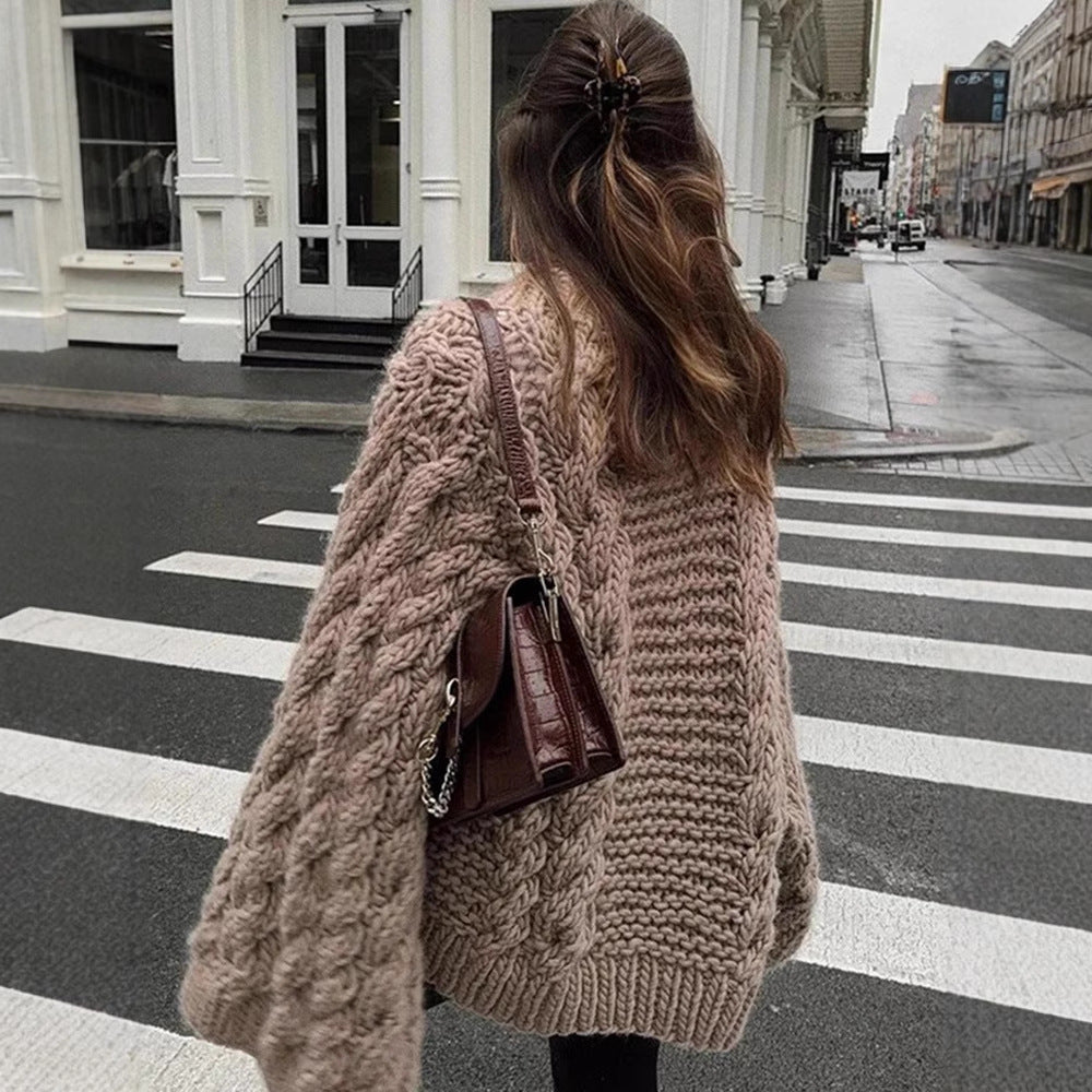 Damer grovstickad tröja med oversized skärning och konstfullt flätmönster Mirla-Eva Jonsson
