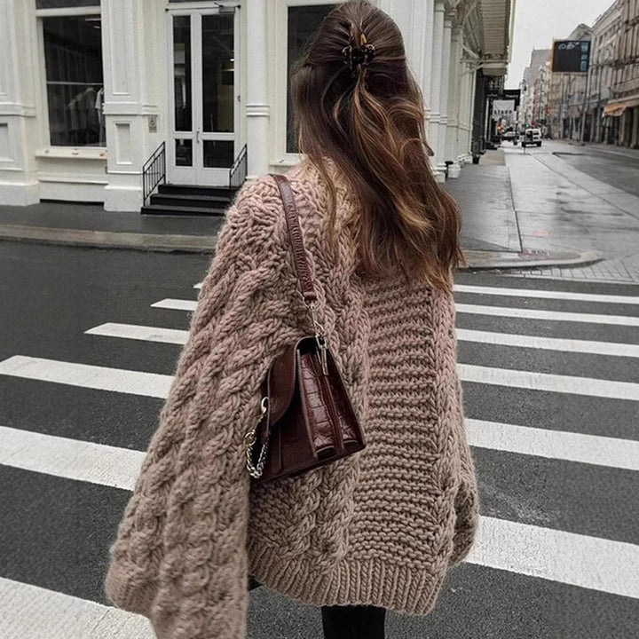 Damer grovstickad tröja med oversized skärning och konstfullt flätmönster Mirla-Eva Jonsson