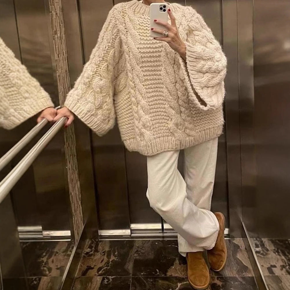 Damer grovstickad tröja med oversized skärning och konstfullt flätmönster Mirla-Eva Jonsson