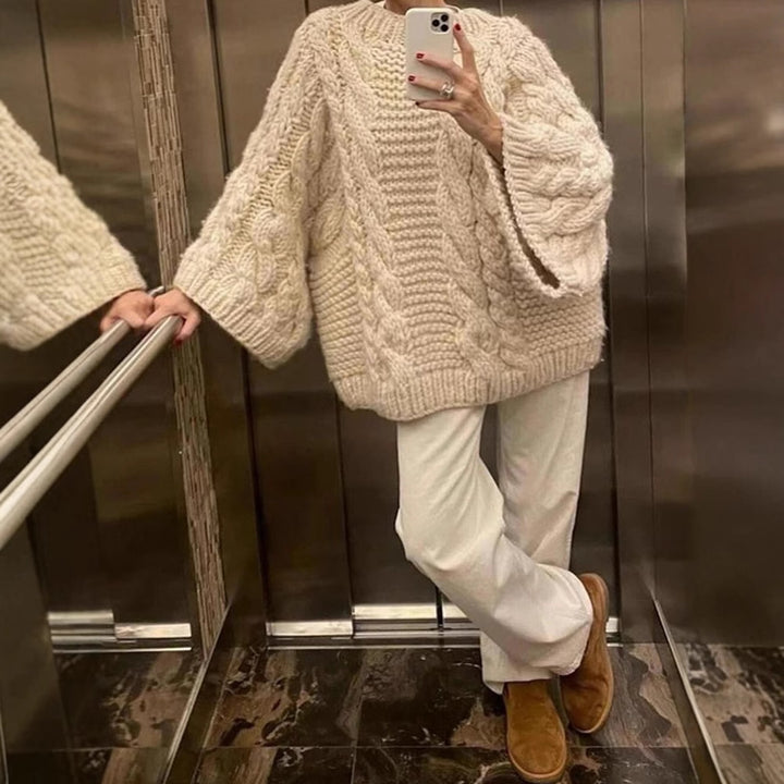 Damer grovstickad tröja med oversized skärning och konstfullt flätmönster Mirla-Eva Jonsson