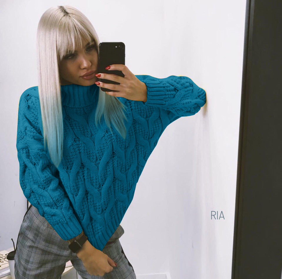 Damer grovt stickad tröja med hög krage och detaljerad flätdesign Mirla-Eva Jonsson