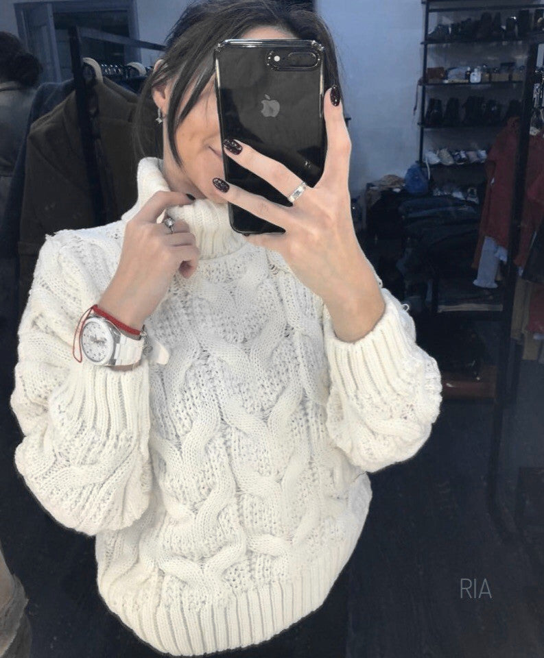 Damer grovt stickad tröja med hög krage och detaljerad flätdesign Mirla-Eva Jonsson